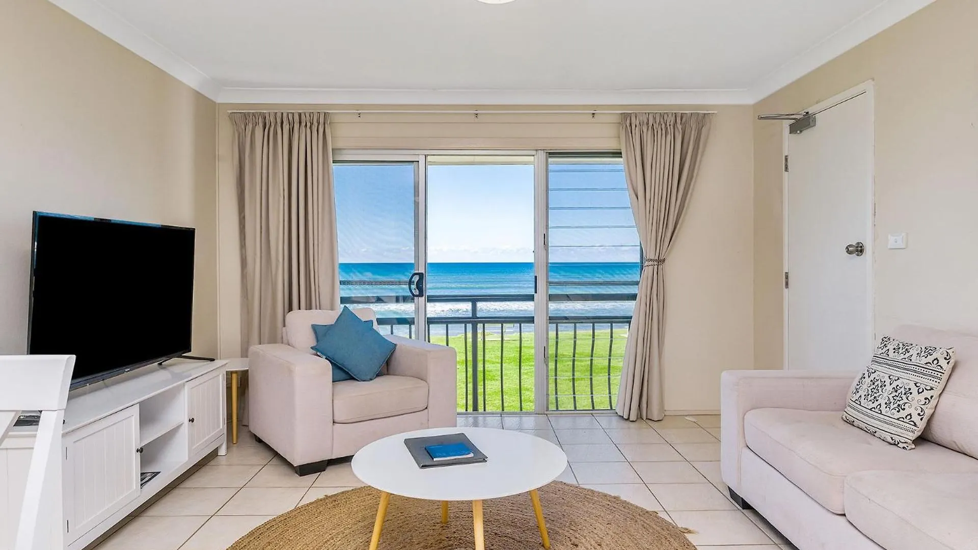 Absolute Beachfront Apartment 2T Lennox Head