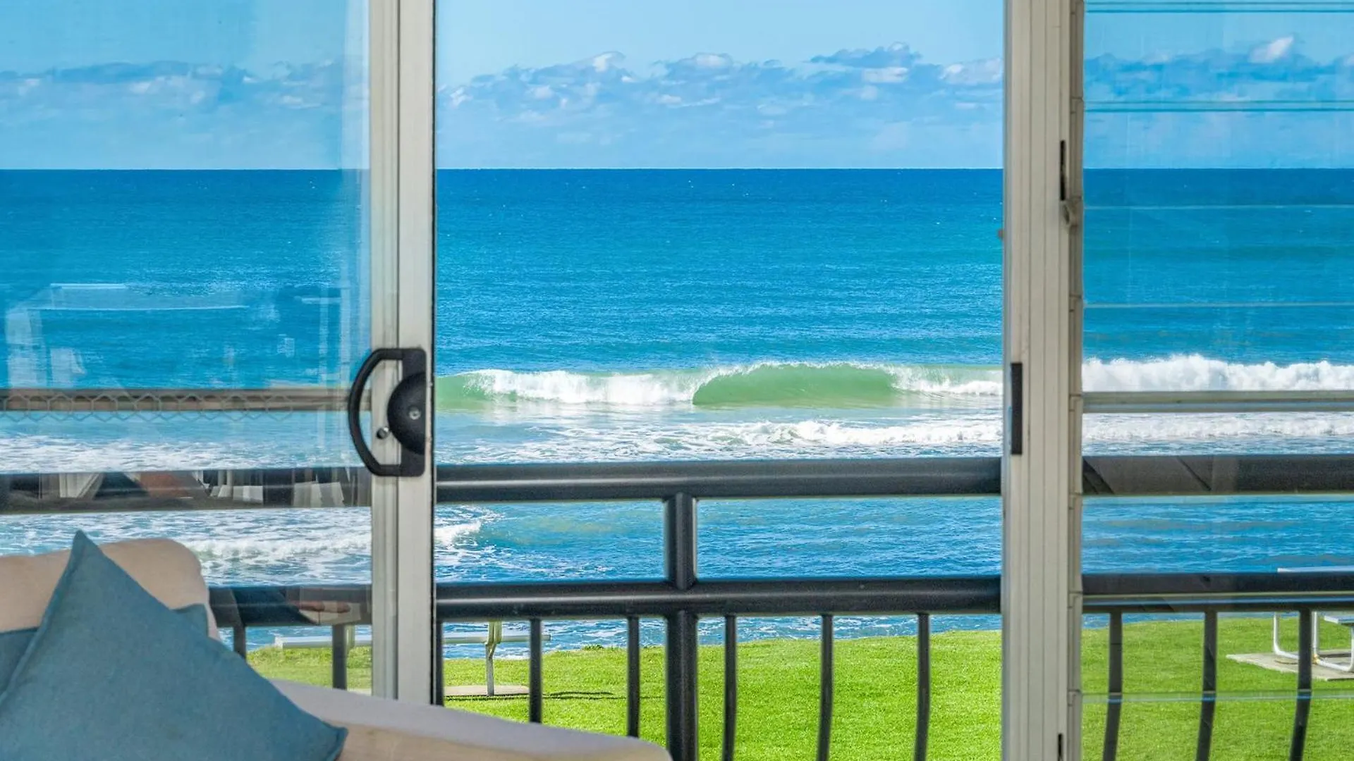 Absolute Beachfront Apartment 2T Lennox Head