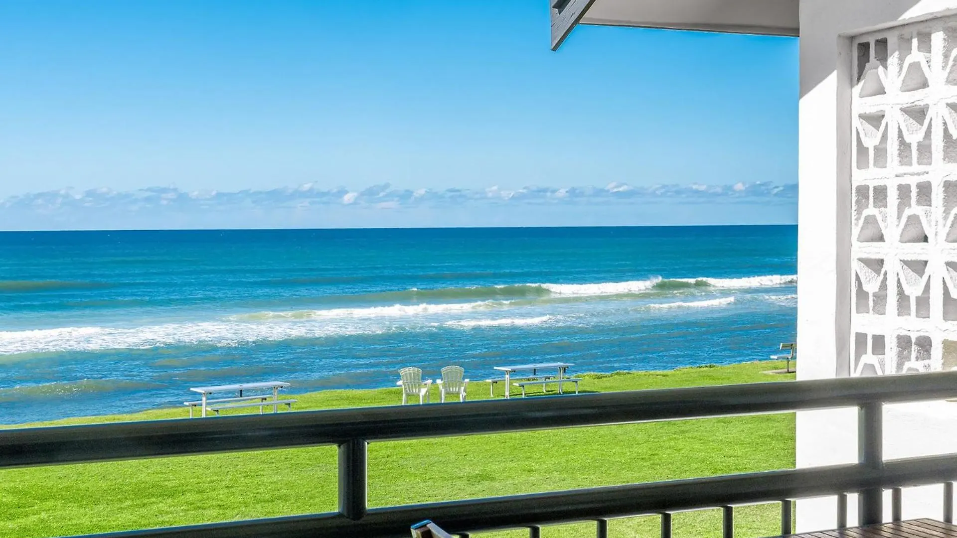 Absolute Beachfront Apartment 2T Lennox Head