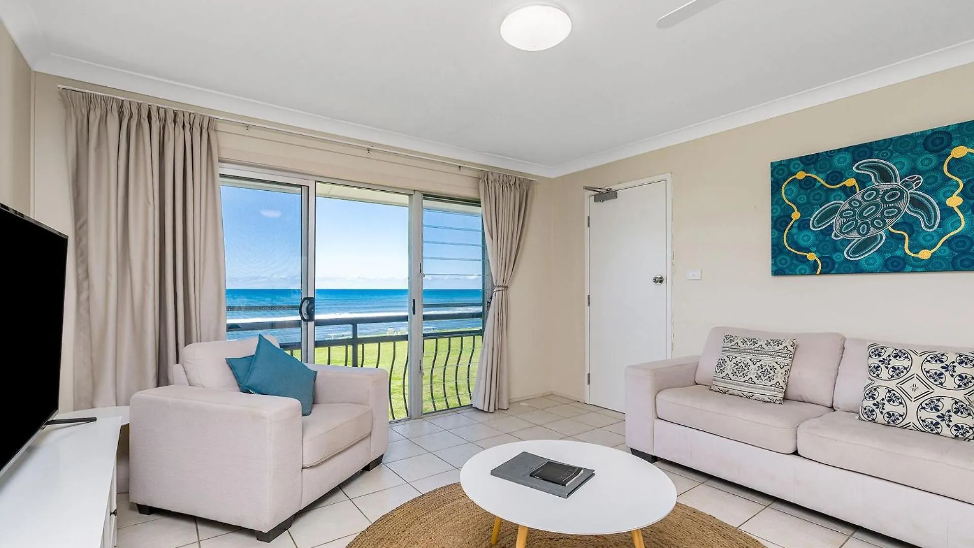 Absolute Beachfront Apartment 2T Lennox Head